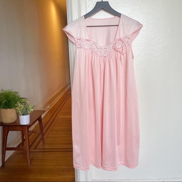 Vintage Lace and Bow Night Dress - Picture 6 of 16